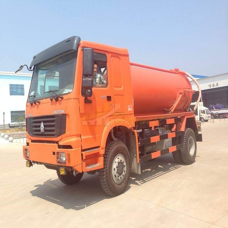 HOWO 6 Wheeler Sewage Vacuum Trucks 10,000L Sewage Suction Truck